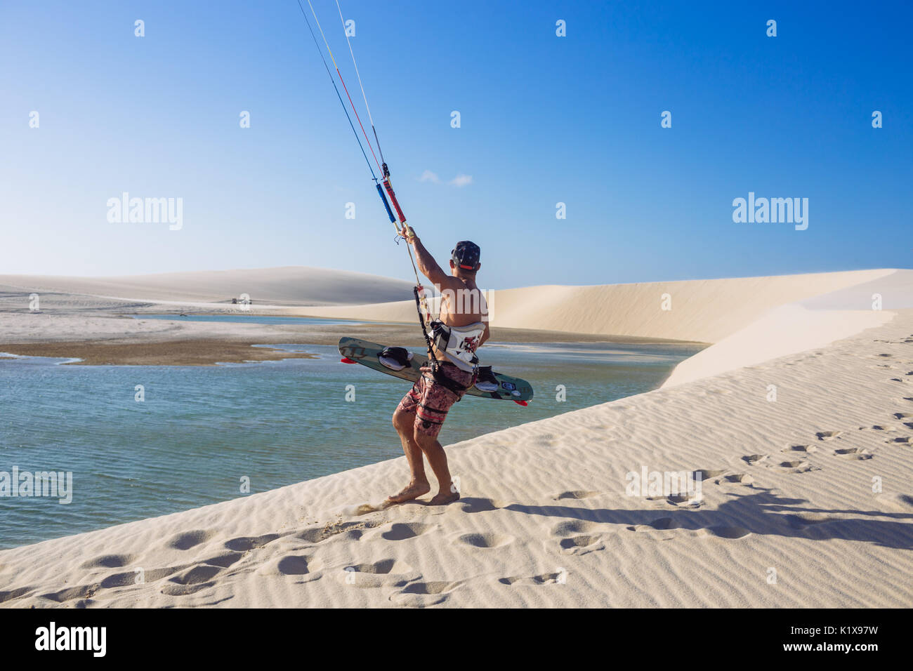 Il kite-surf kitesurf kite surfer circa al salto in una pioggia naturale in piscina a Jericoacoara, Ceará, Brasil Foto Stock