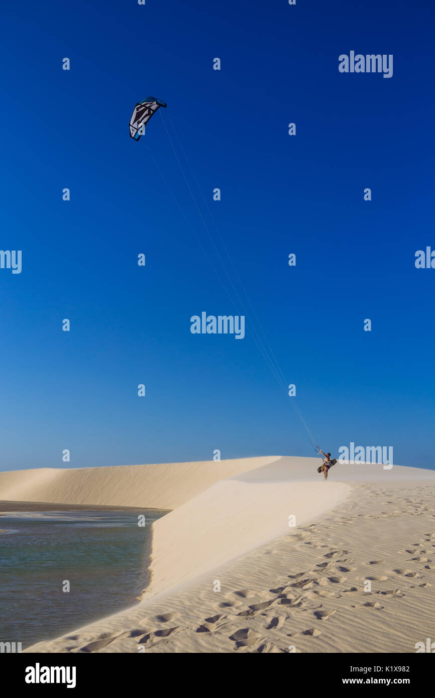 Il kite-surf kitesurf kite surfer circa al salto in una pioggia naturale in piscina a Jericoacoara, Ceará, Brasil Foto Stock