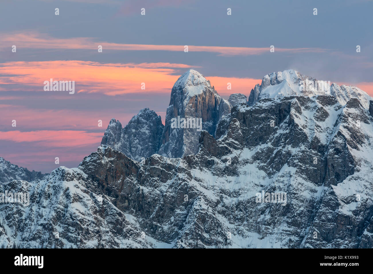 L'Europa, Italia, Veneto, Belluno. Tramonto in inverno dal Col Margherita. Sullo sfondo il bordo del monte Agner in evidenza, Dolomiti. Foto Stock