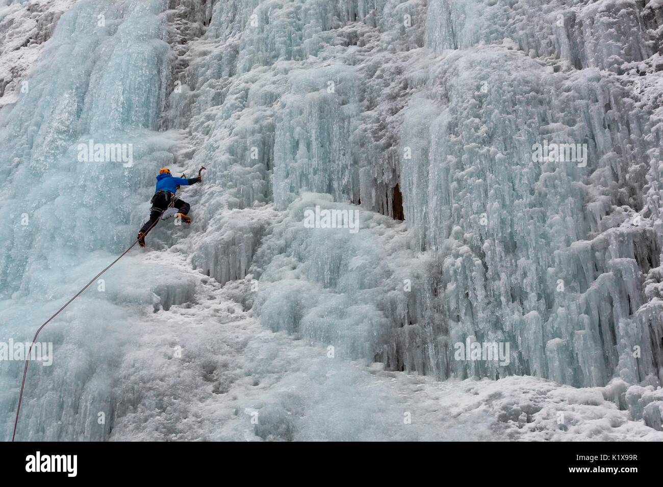Arrampicata su ghiaccio nei Serrai di Sottoguda, Rocca Pietore, Veneto, Belluno, Italia Foto Stock