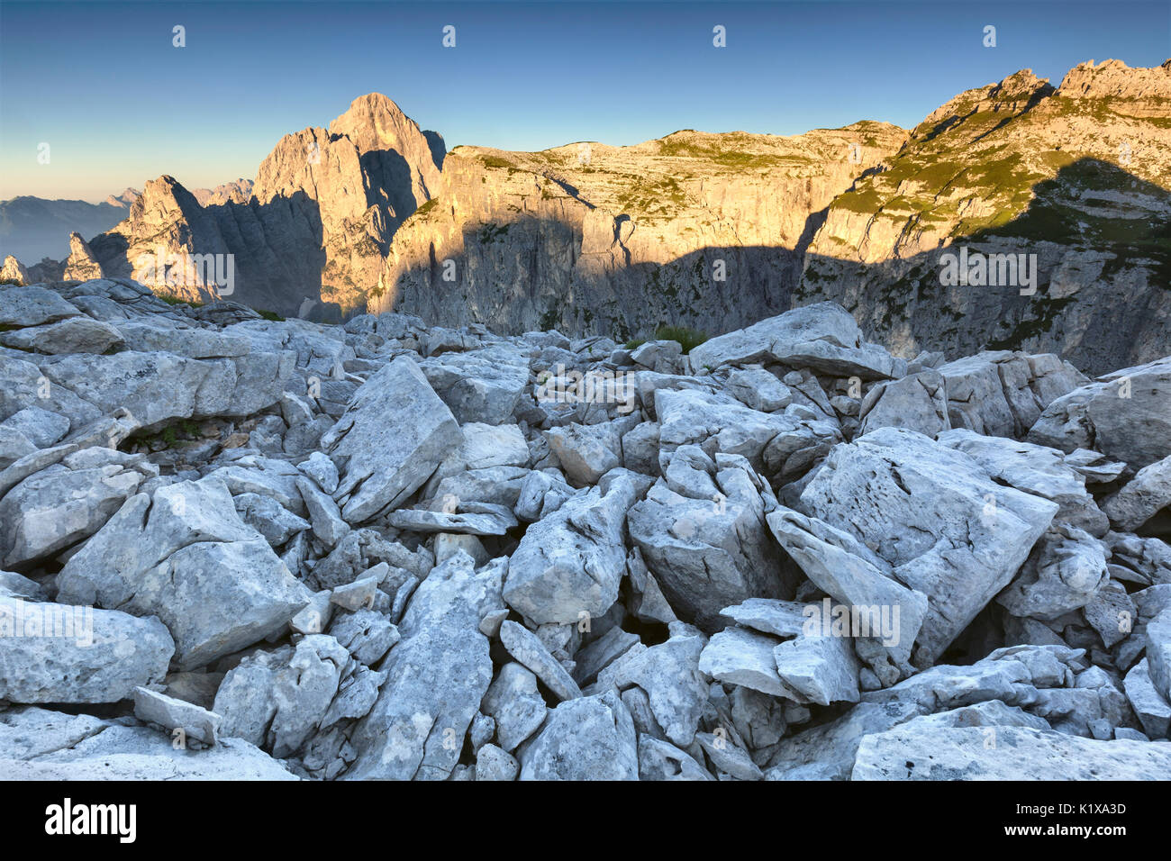 Pietraie sulla prima pala di San Lucano, sullo sfondo il Monte Agner e la seconda pala di sunrise. Dolomiti, Agordino, Belluno, Veneto, Italia, Euro Foto Stock