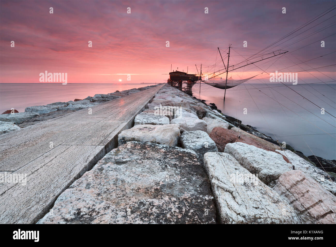 L'Europa, Italia, Veneto, Chioggia, Sottomarina. Vista dei Casoni, la palafitta di pescatori sul mare Foto Stock