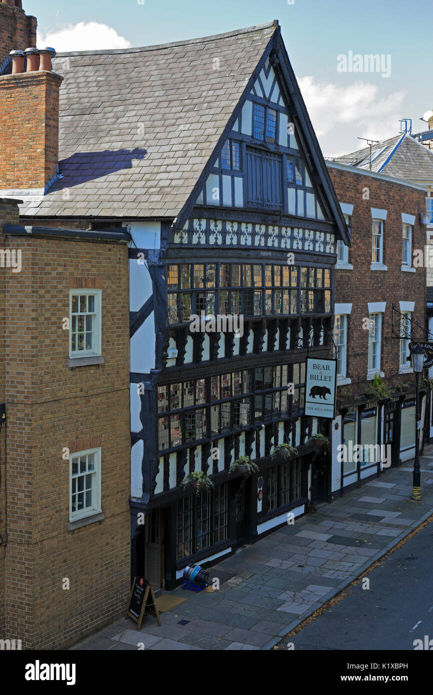 Il XVII secolo l'orso e la billetta Inn, un bel bianco e nero metà edificio con travi di legno, ponte inferiore Street, Chester, Cheshire, Inghilterra, Regno Unito. Foto Stock
