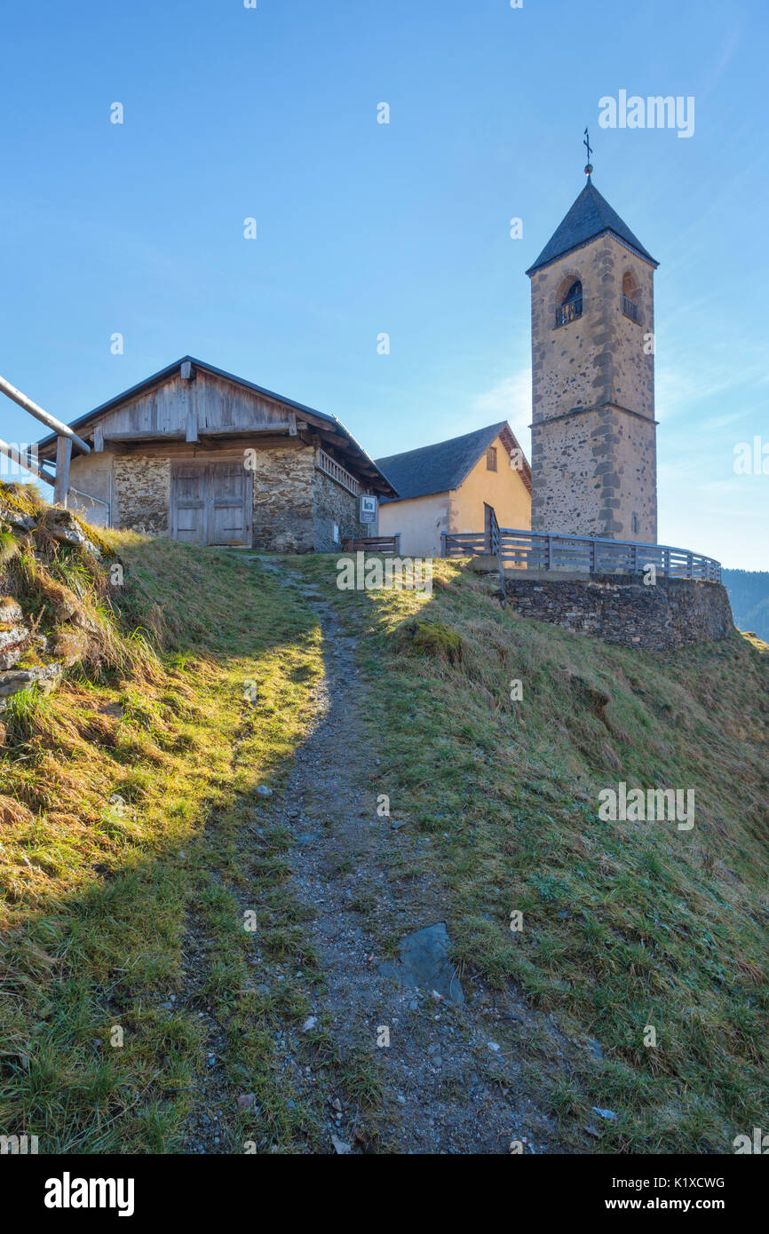 L'Europa, Italia, Veneto, Belluno. La piccola chiesa gotica di Casamazzagno, Comelico Superiore. Dolomiti Foto Stock