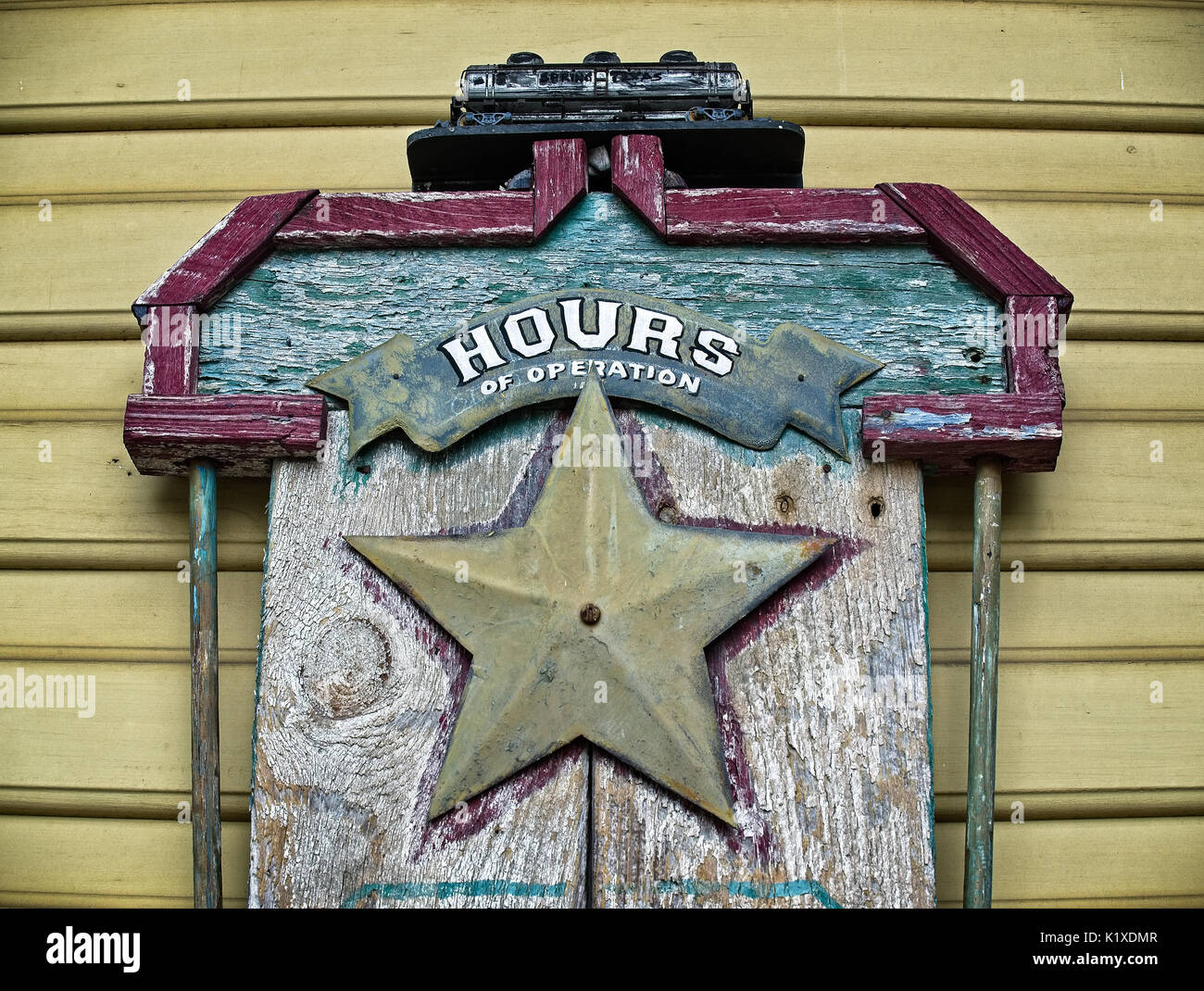 La molla TX USA - Luglio 12, 2017 - cartello in legno con Texas Star & Railroad Tanker auto in città vecchia molla Foto Stock