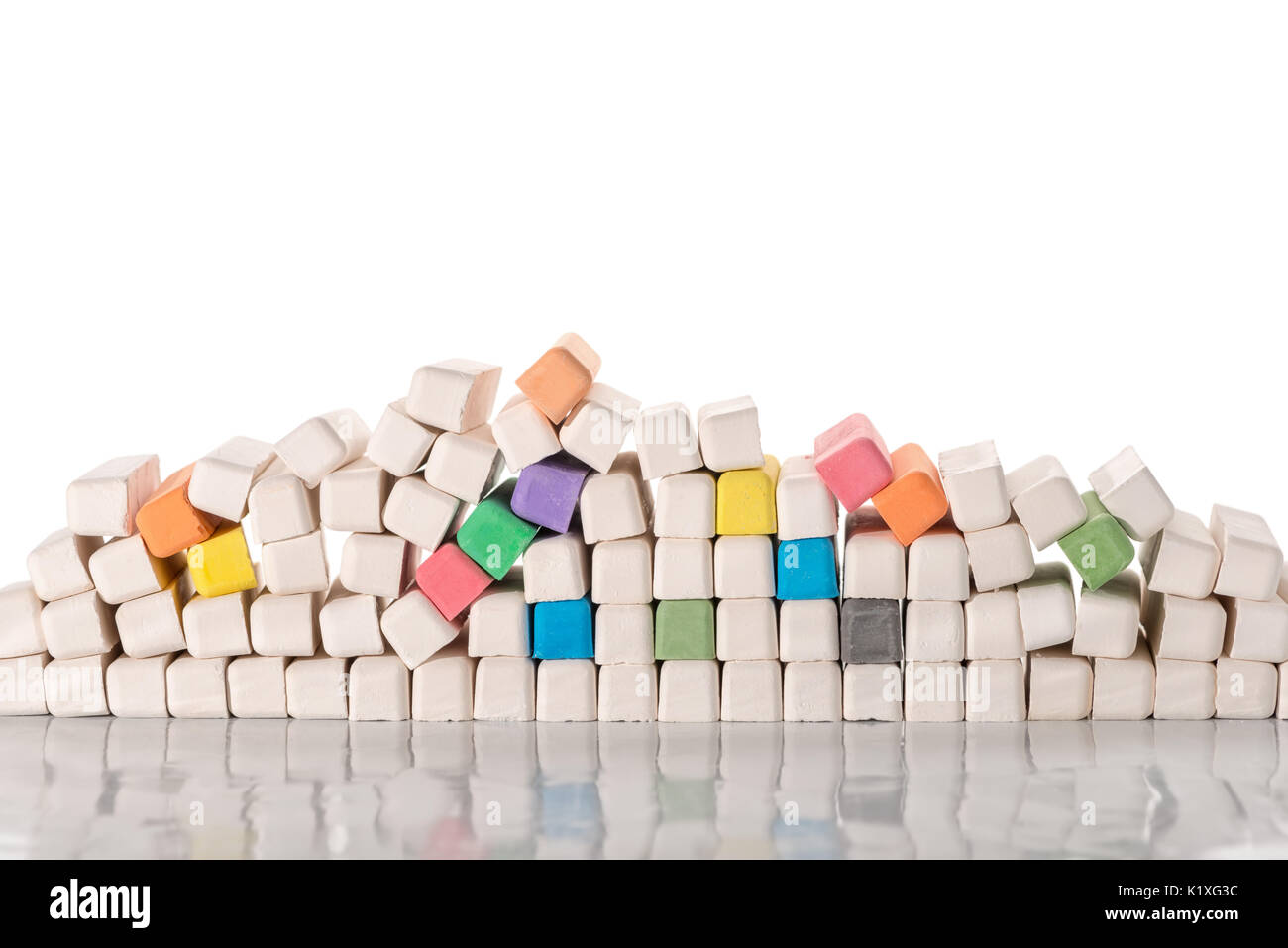 Pila di gessi colorati, torna al concetto di scuola Foto Stock