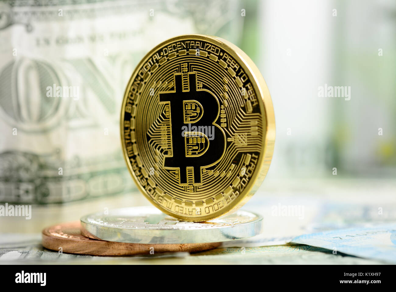 Golden bitcoin su sfondo di denaro. Bitcoin cryptocurrency concept Foto Stock