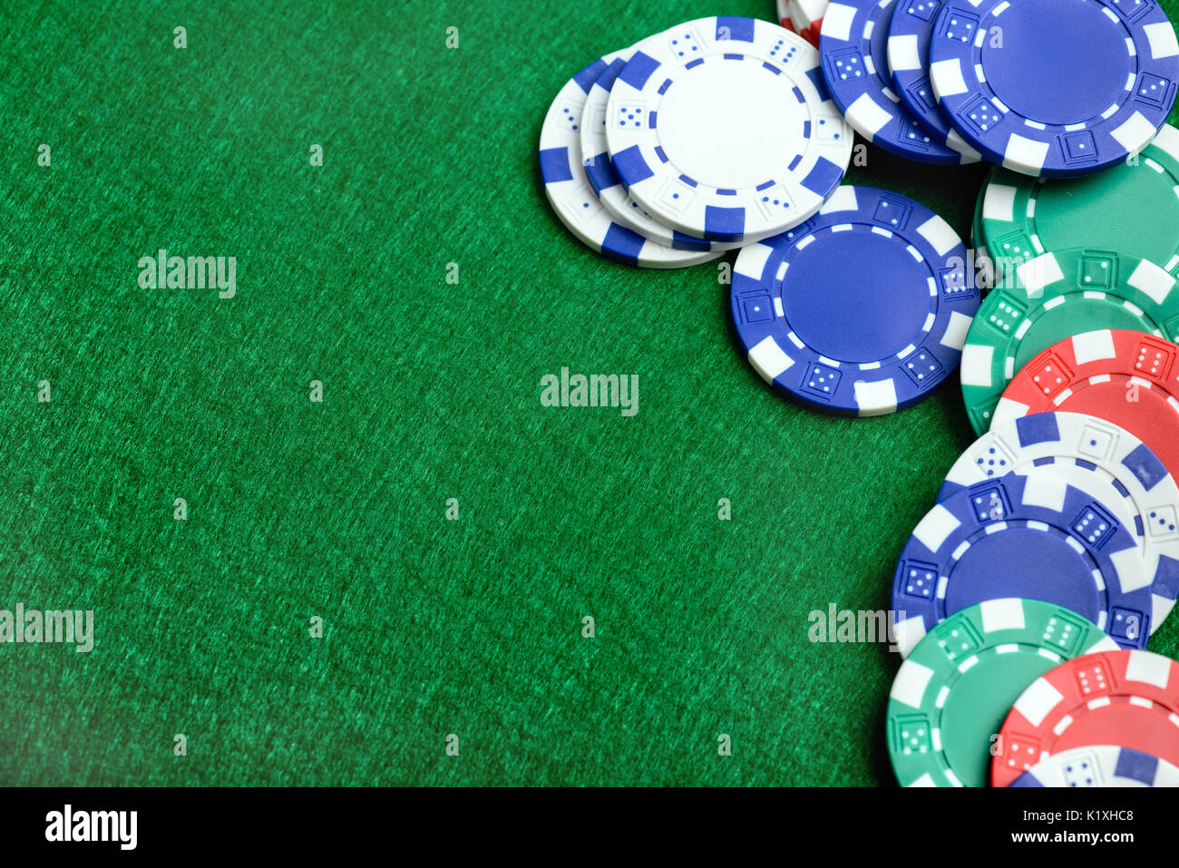 Casino di sfondo e Chips Poker chips su un tavolo verde. Gioco del poker concetto Foto Stock