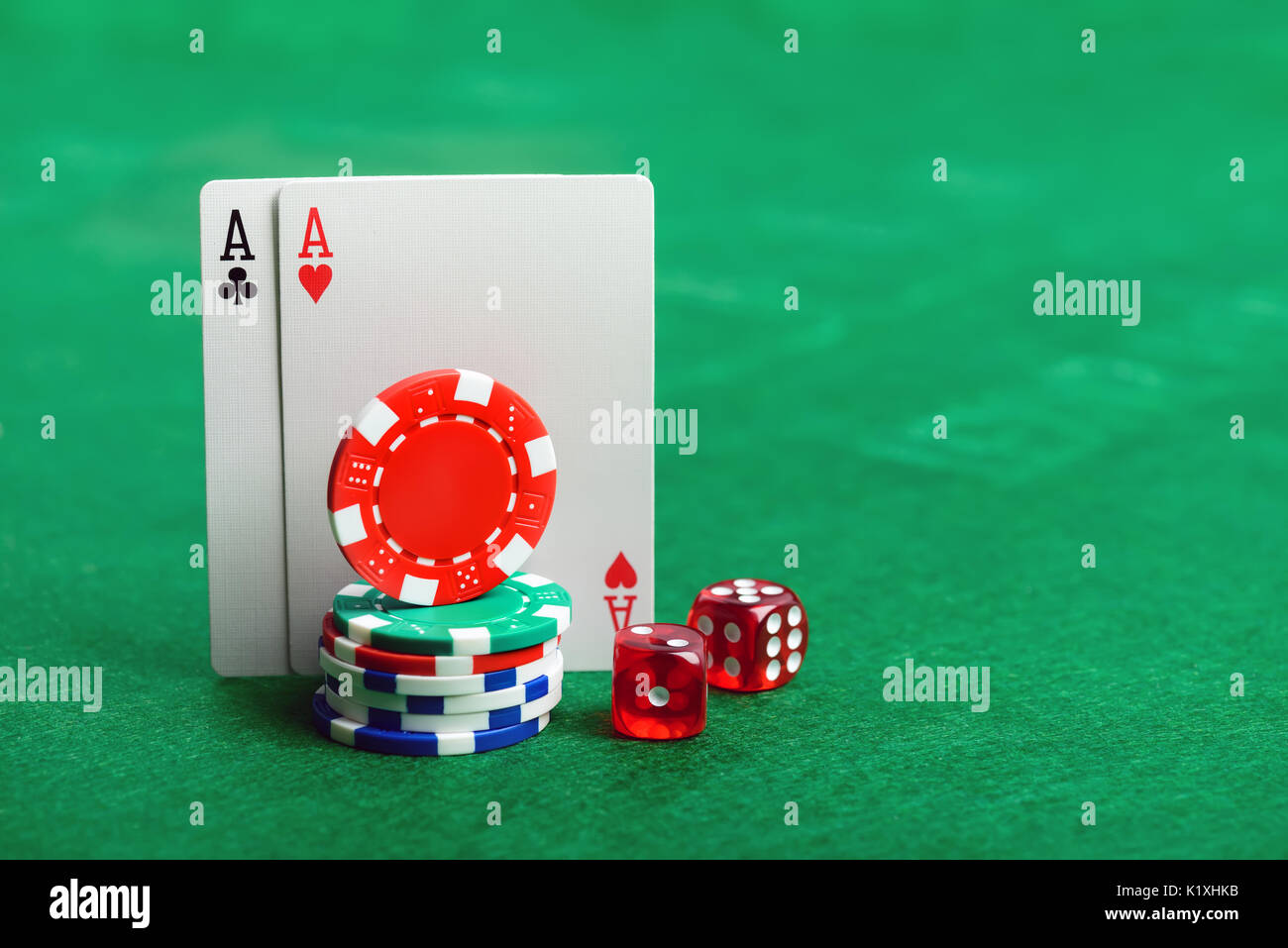 Casino Poker chips, i dadi e le carte sul tavolo verde dello sfondo con copia spazio per il testo Foto Stock