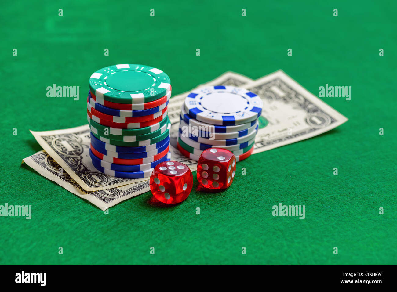 Casino tavolo verde con chip, denaro e dadi. Gioco del poker concetto Foto Stock