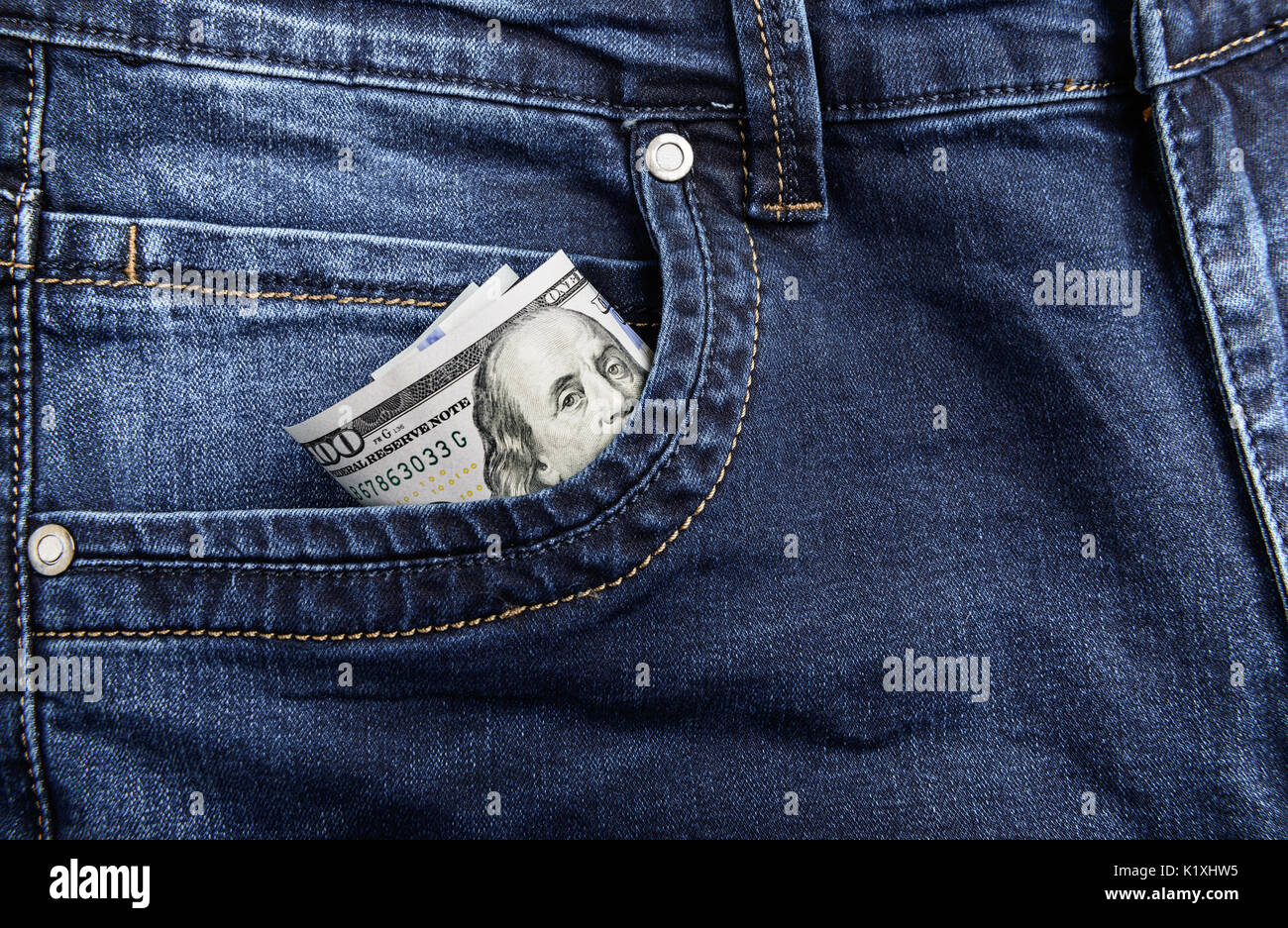 Soldi in tasca dei jeans blu Foto Stock