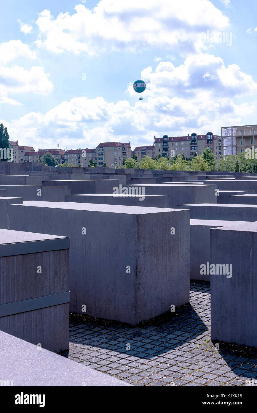 Il memoriale dell'Olocausto dalla Porta di Brandeburgo a Berlino Germania Foto Stock