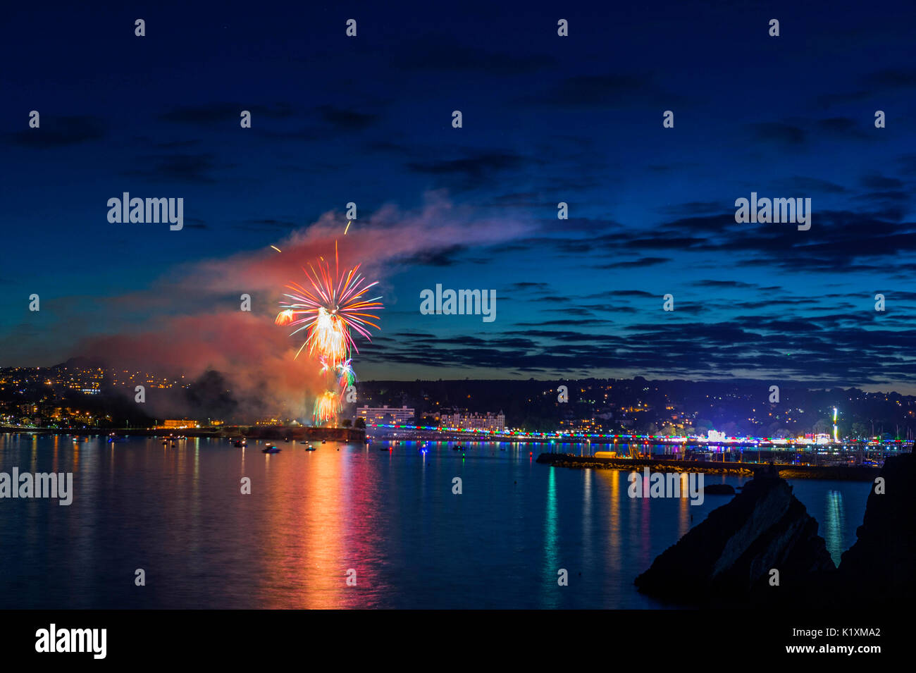 Great British coste, con l'incredibile Torbay regata fuochi d'artificio al Corbyn's Head, Torquay su una bella serata estiva, Agosto 2017 Foto Stock