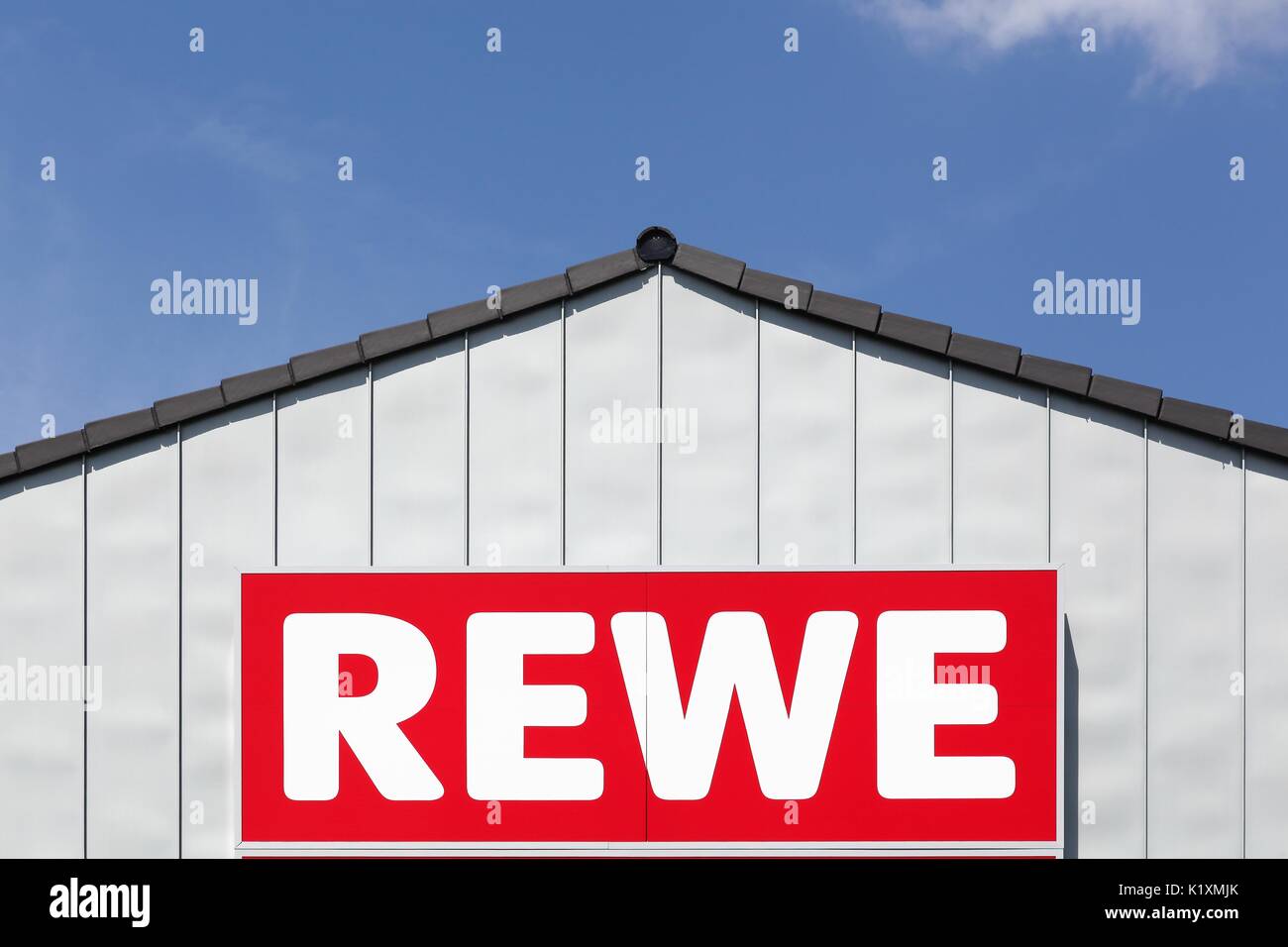 Blankenheim, Germania - 22 luglio 2017: rewe logo su una parete. rewe è una catena di supermercati in Germania e in parte della colonia-basato rewe group Foto Stock