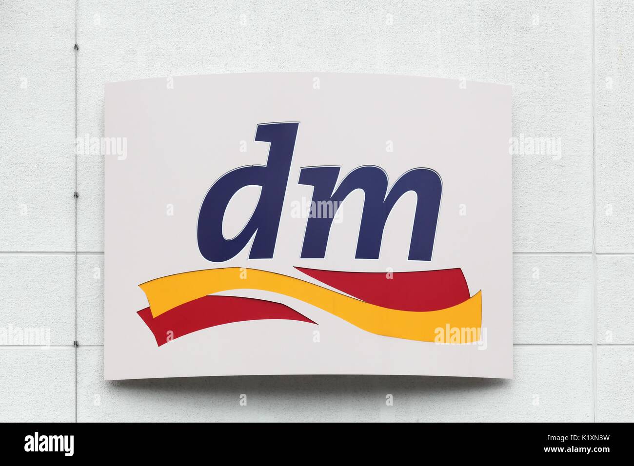Frechen, Germania - 22 luglio 2017: dm logo su una parete.-Dm Drogerie Markt è una catena di negozi al dettaglio che vende prodotti cosmetici, articoli sanitari Foto Stock