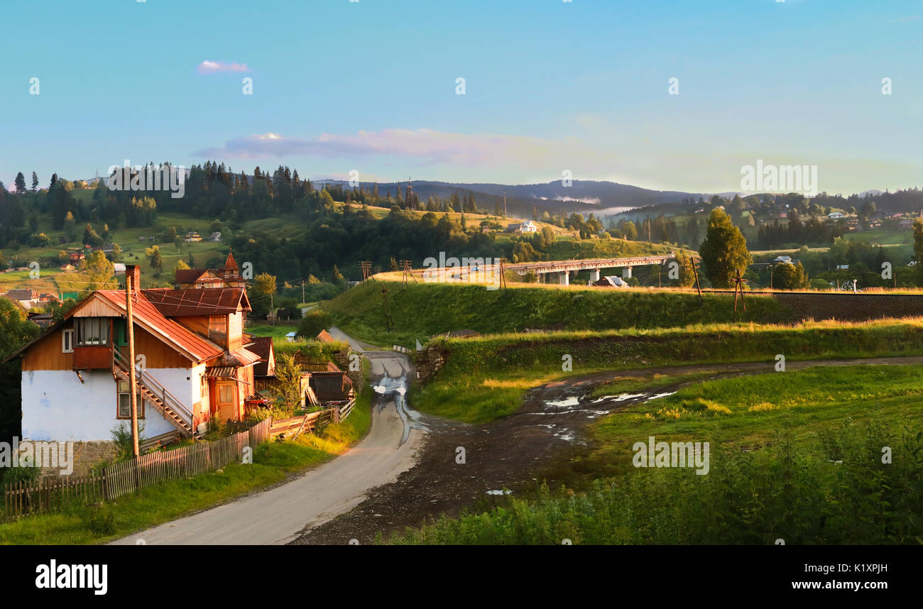 Villaggio Vorohta ucraina. Carpazi, selvaggio paesaggio di montagna ucraina, Vorohta Foto Stock