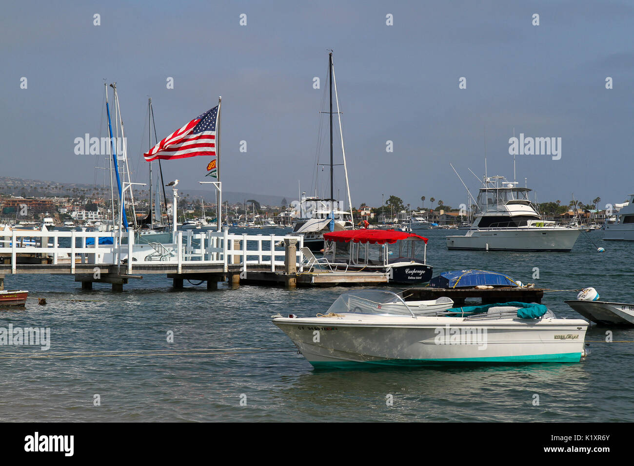 Barche ormeggiate vicino a Balboa Island, Newport Beach, Orange County, California, Stati Uniti. Solo uso editoriale. Foto Stock