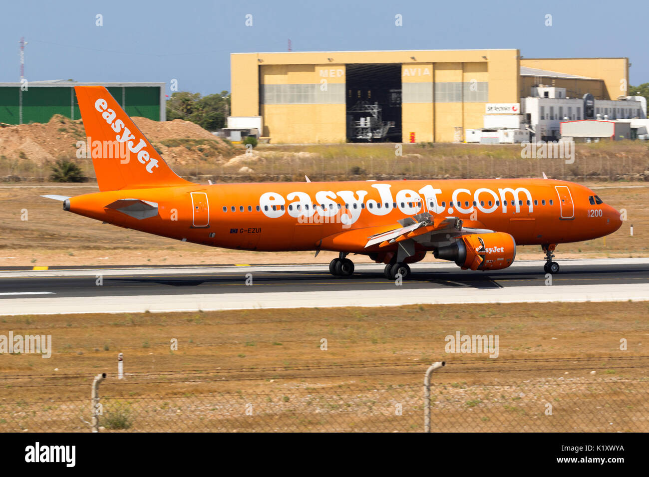 Luqa, Malta Agosto 22, 2017: EasyJet Airline Airbus A320-214 [REG: G-EZUI] nella generale di colore arancione a regime della pista di atterraggio 31. Foto Stock