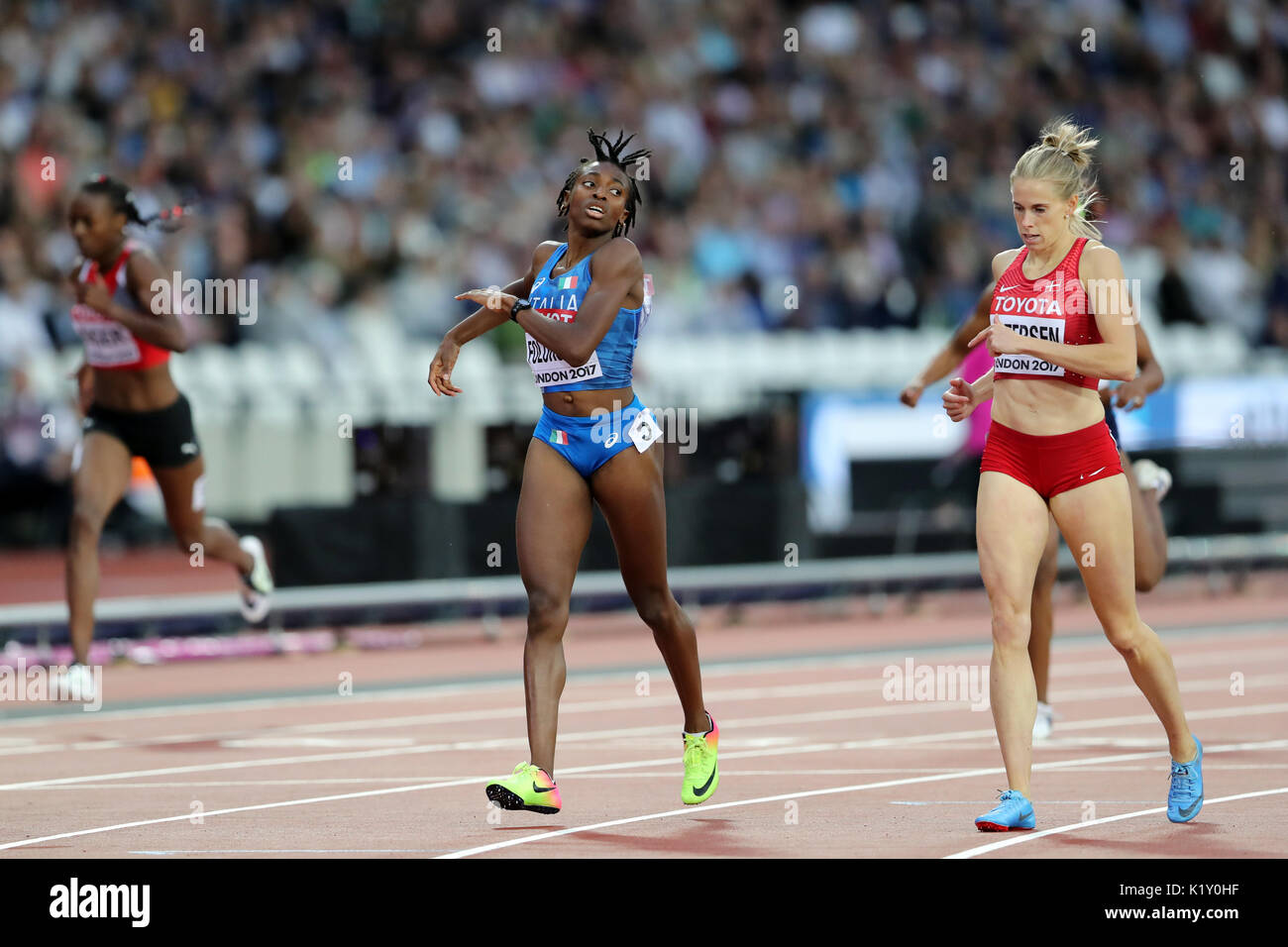 Sara Slott PETERSEN (Danimarca), Ayomide FOLORUNSO (Italia) a competere in donne 400m Ostacoli riscaldare 2 al 2017, IAAF Campionati del Mondo, Queen Elizabeth Olympic Park, Stratford, Londra, Regno Unito. Foto Stock