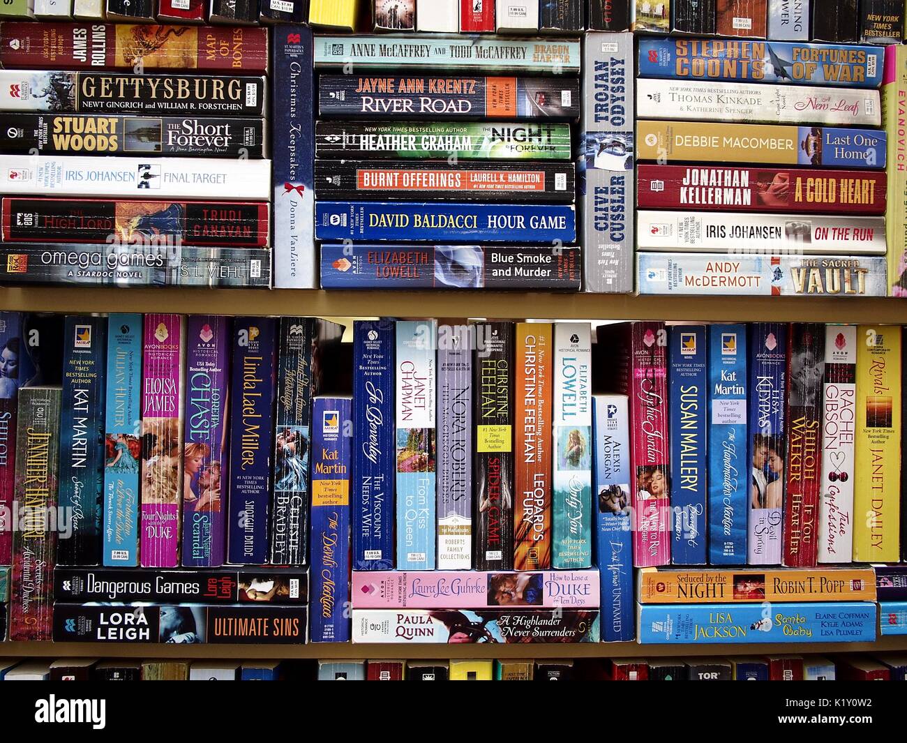 ANGONO, Rizal, Filippine - 26 agosto 2017: nuovi e vecchi libri in vendita presso un negozio in un centro commerciale per lo shopping. Foto Stock