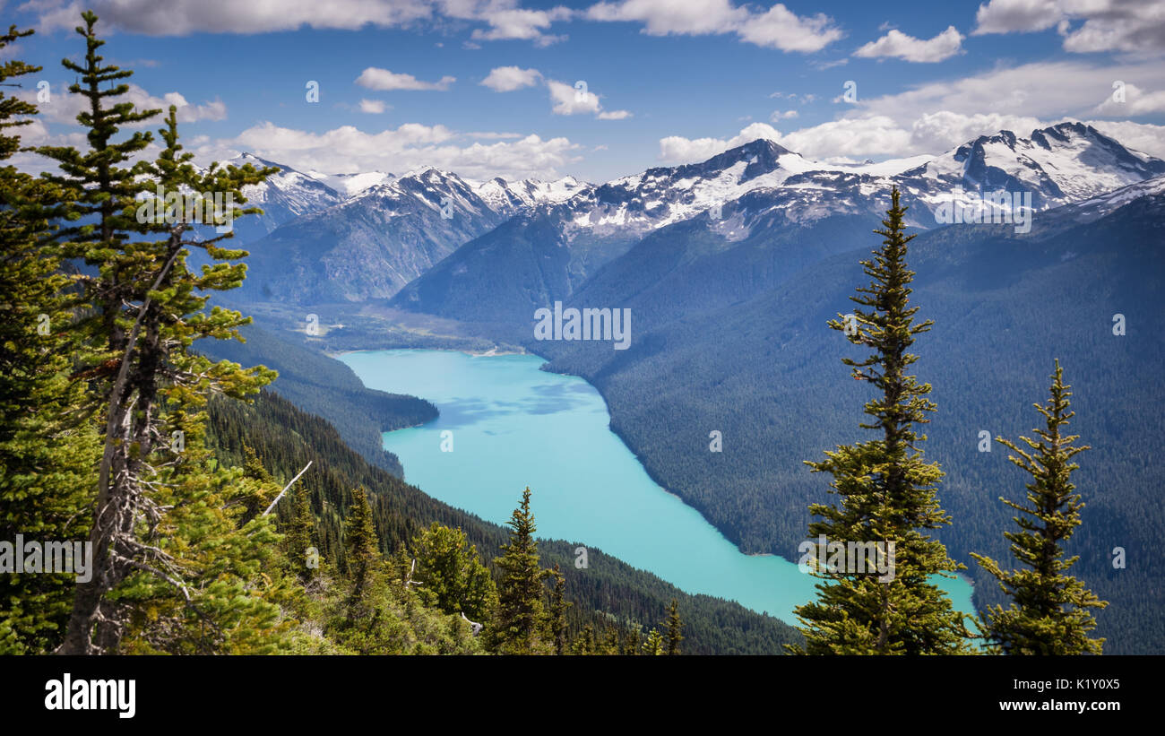 Vista del lago Cheakamus dal Monte Blackcomb, Whistler, British Columbia, Canada Foto Stock