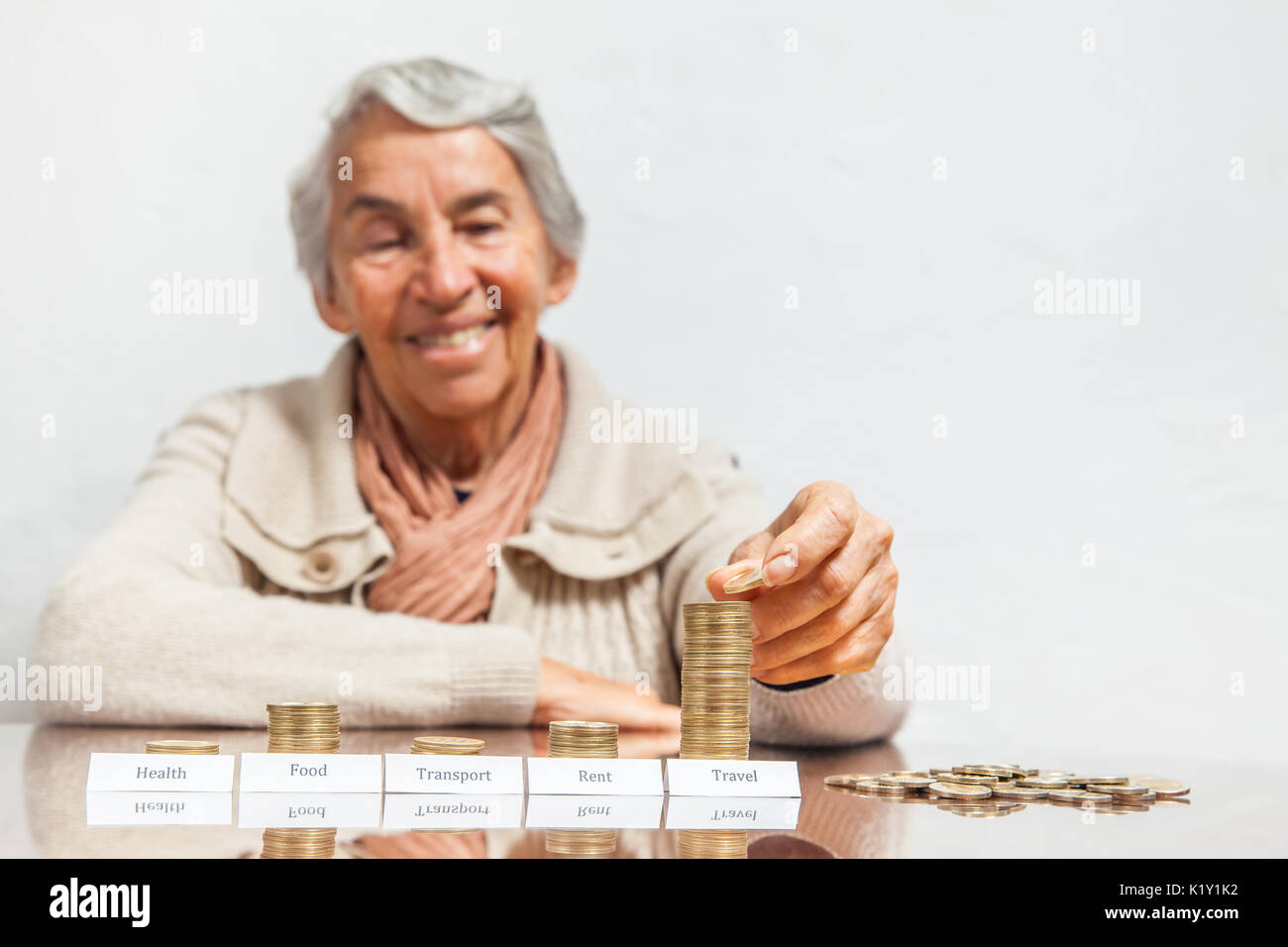 Senior donna bilancio con notevoli risparmi sui costi per i viaggi Foto Stock