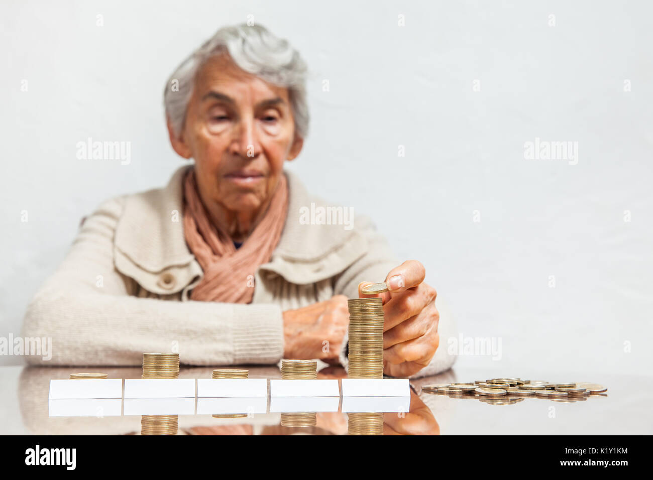 Senior donna risparmio di denaro o di budget Foto Stock