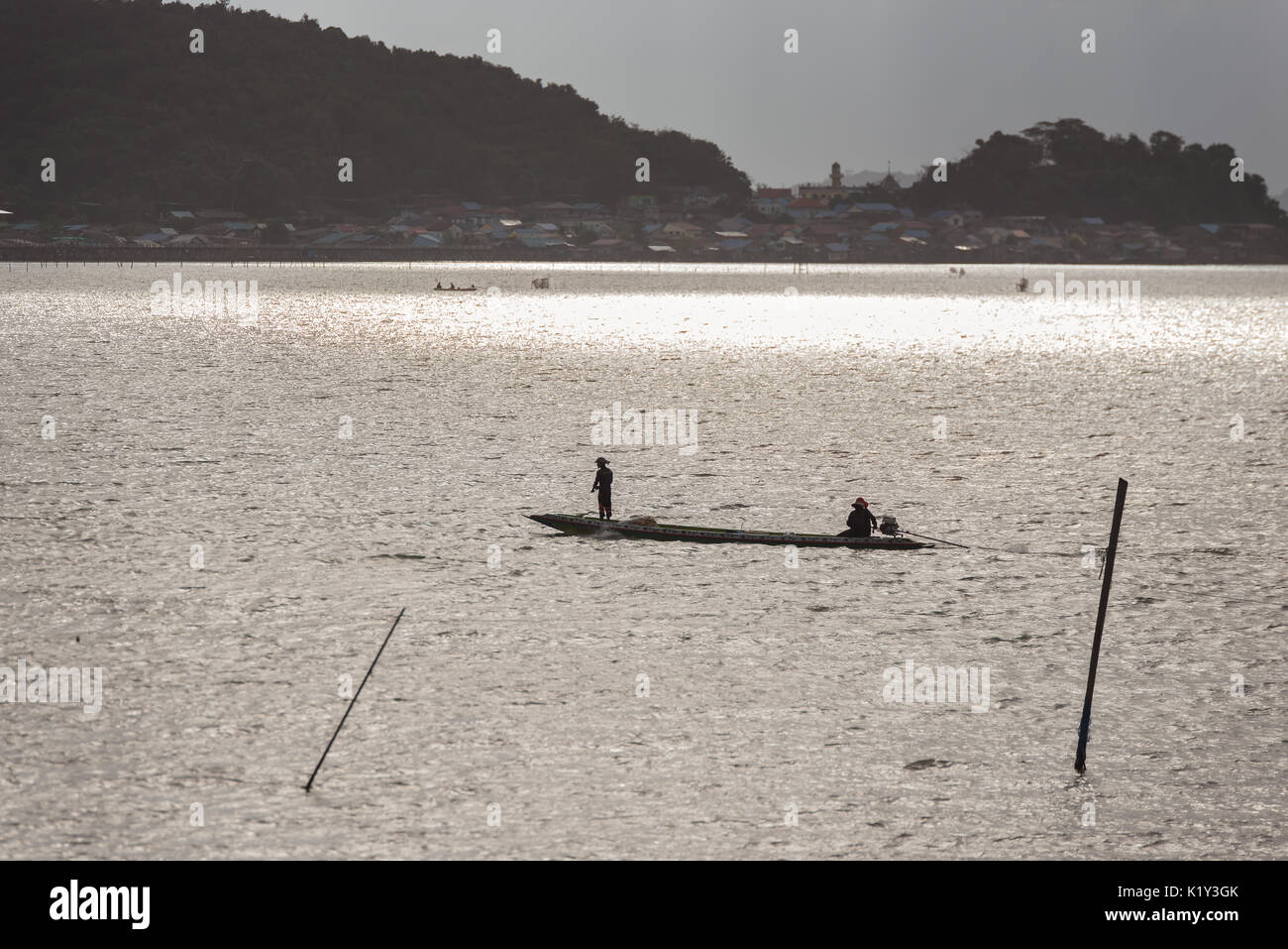 SONGKHLA THAILANDIA - 18 febbraio: due pescatori vela una barca per la pesca in lago Songkhla il 18 febbraio 2017 in Songkhla, Thailandia. Foto Stock