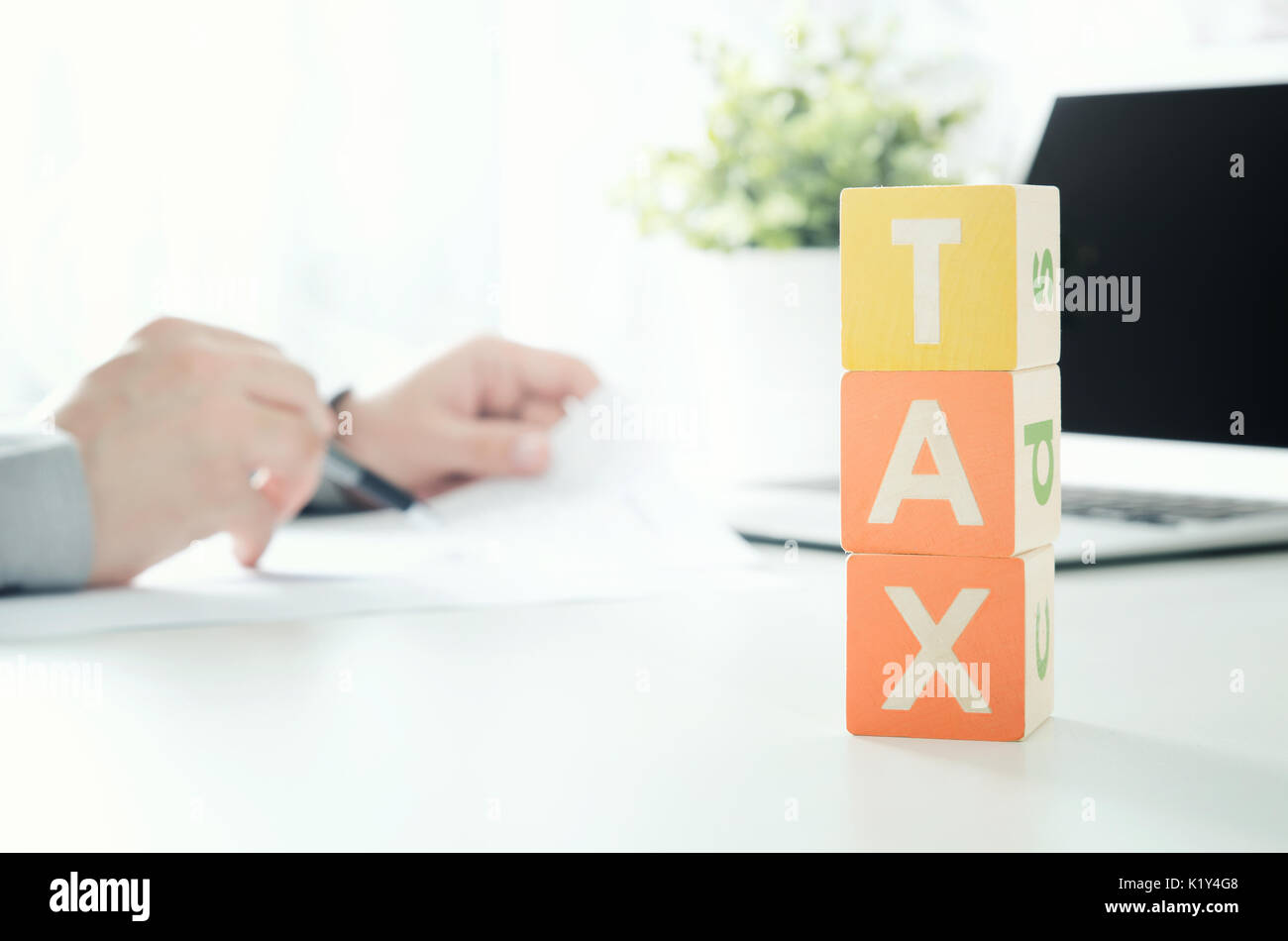 Ragioniere calcola imposta. Lavorando in ufficio. Finanza aziendale lavoro fiscale calcolare il concetto Foto Stock