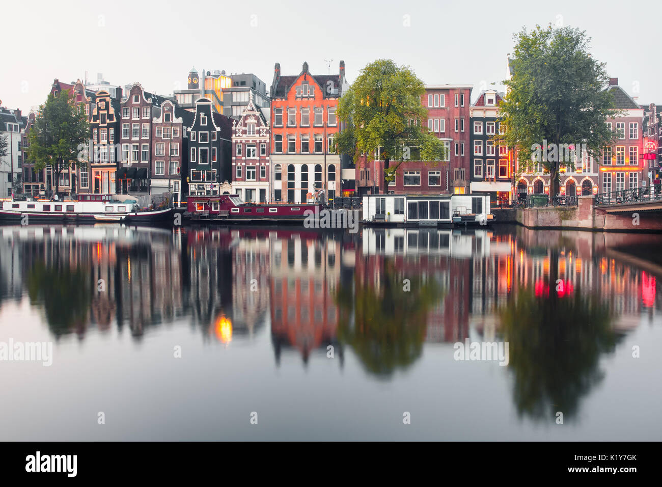 Notte Vista sulla città di Amsterdam canal con case olandesi Foto Stock