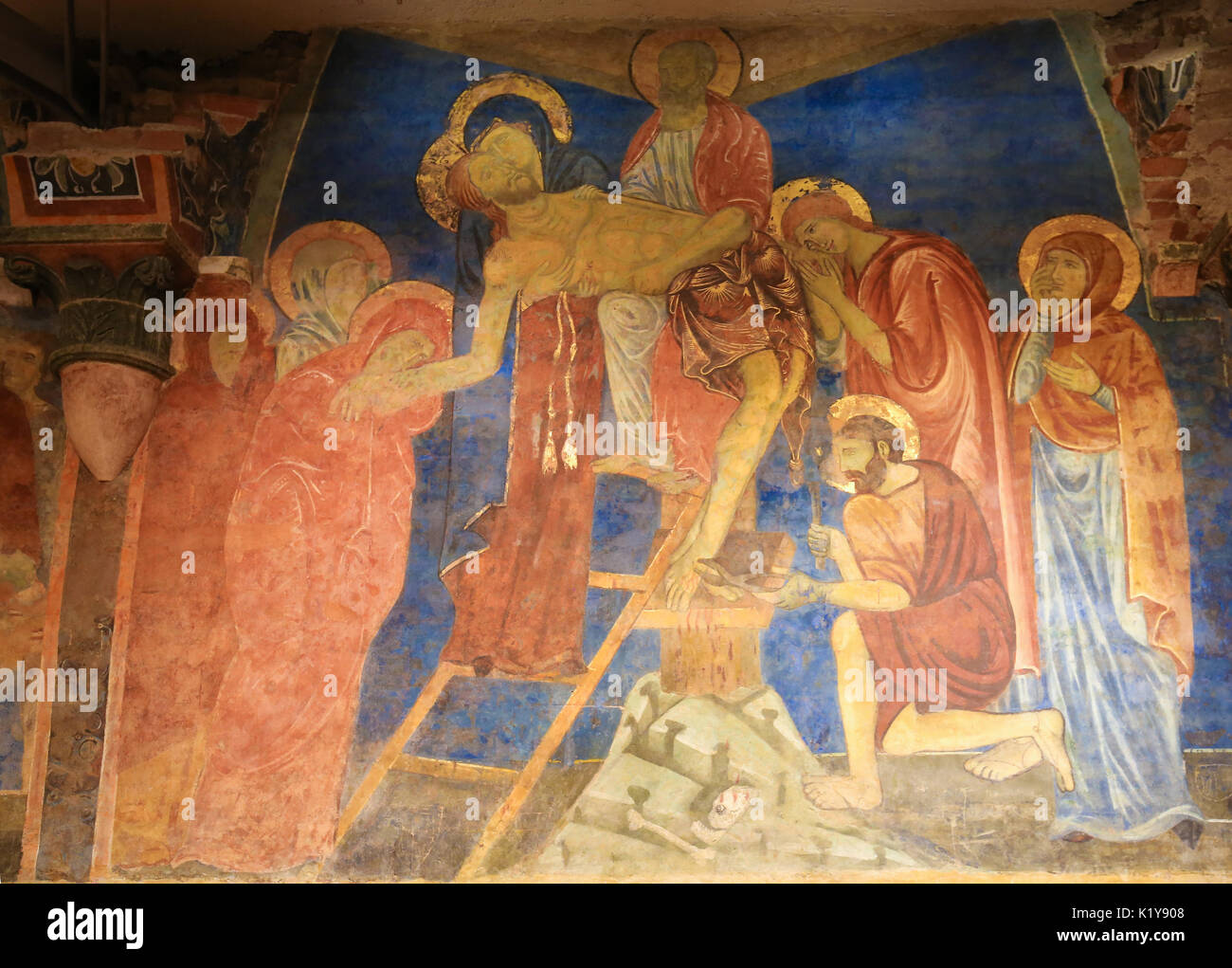 Affresco (1270) nella cripta della cattedrale di Siena a Siena, Toscana, Italia, raffiguranti Gesù prese dalla Croce del Venerdì Santo Foto Stock