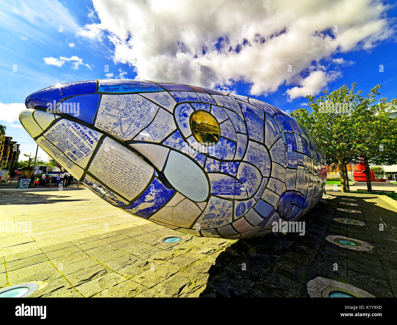 Belfast Irlanda del Nord il grande pesce da John benevolenza su Donegall Quay Foto Stock
