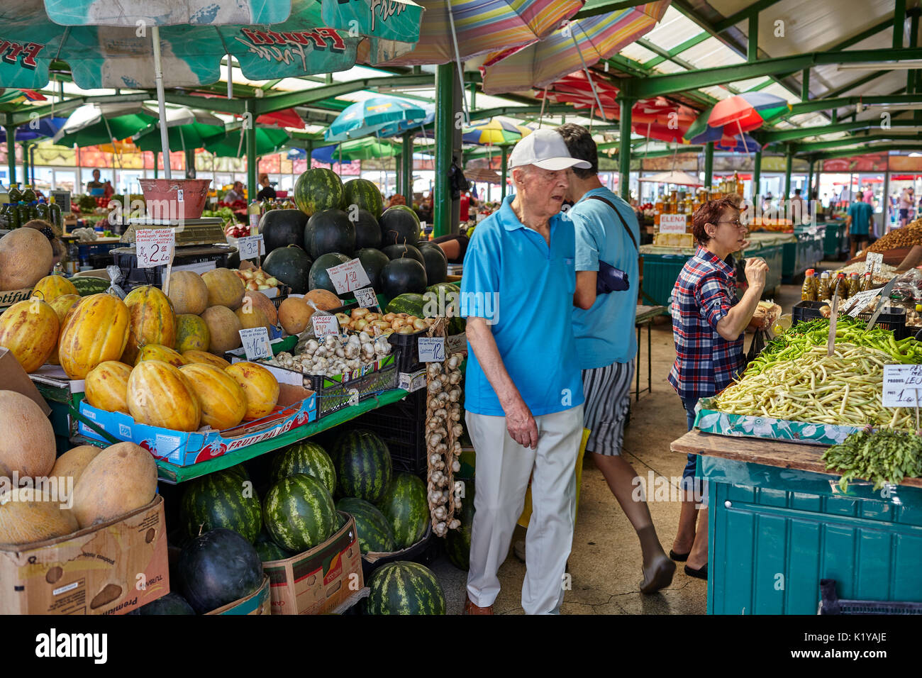 CONSTANTA, Romania - 20 agosto 2017: Grivitei mercato di domenica mattina con colorati ortofrutticoli venduti dai produttori locali. Foto Stock