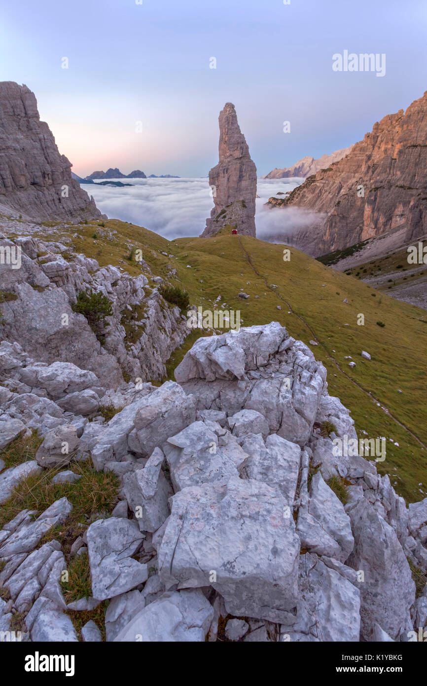 Il Campanile di Val Montanaia in Friuli Dolomiti con il piccolo Perugini bivacco a suo piede. Cimolais, Dolomiti, Friuli, Italia, Europa Foto Stock