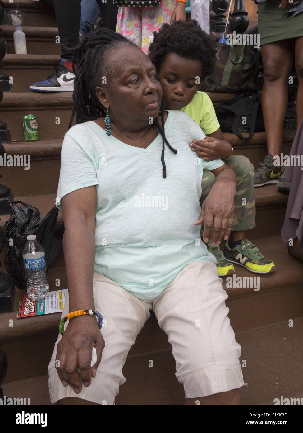 Nonna e nipote a Spike Lee 9 Brooklyn annuale ama Michael Jackson & Lei è ottenuto di avere il blocco Pary in Bedford Stuyvesant sezione o Foto Stock