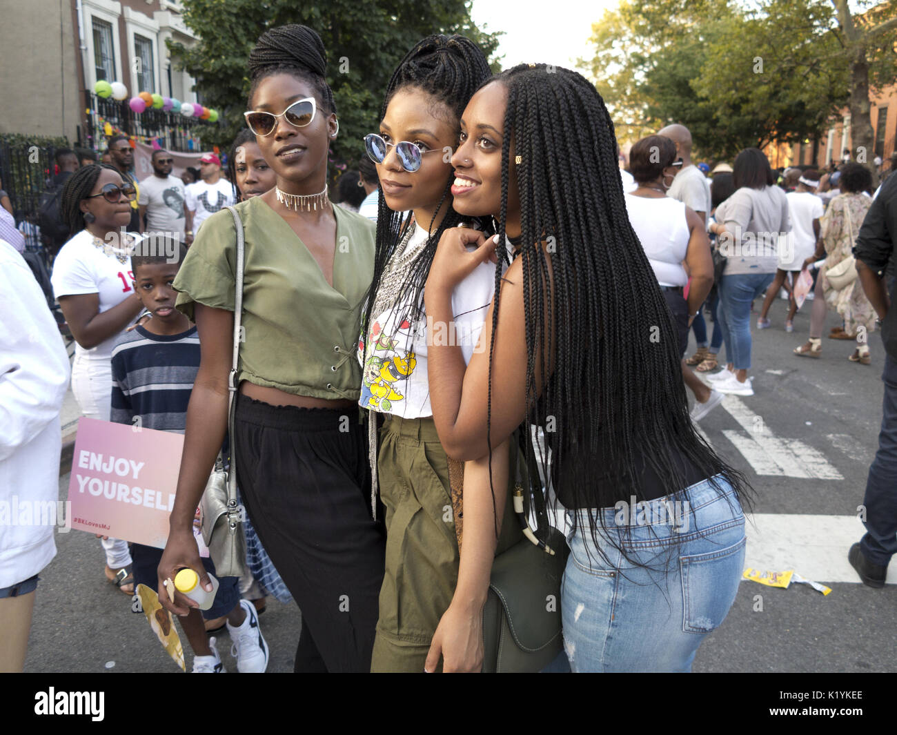 Giovani donne pongono per foto a Spike Lee 9 Brooklyn annuale ama Michael Jackson & Lei è ottenuto di avere il blocco Pary in Bedford Stuyvesant sezione Foto Stock