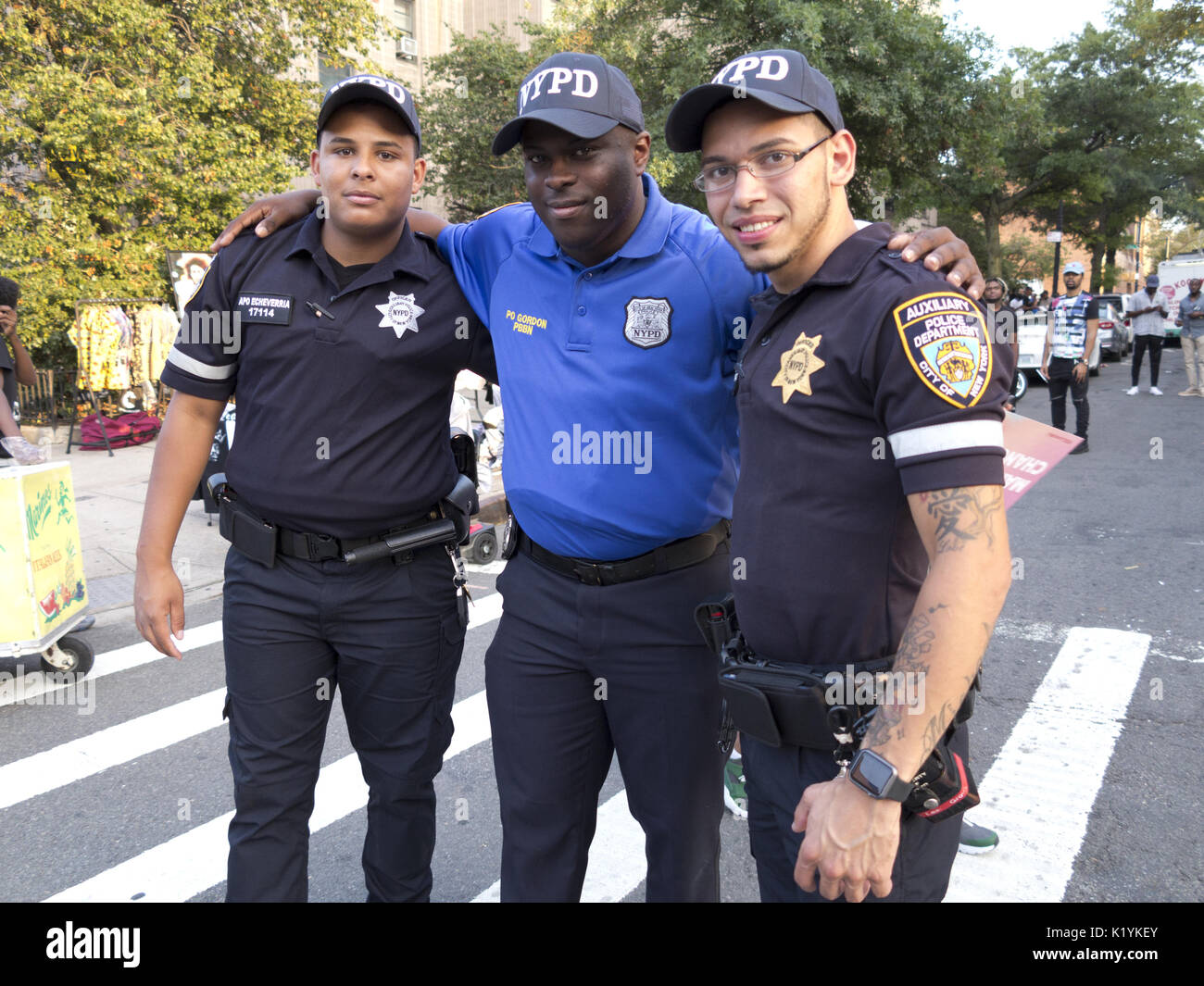La polizia ausiliaria a Spike Lee 9 Brooklyn annuale ama Michael Jackson & Lei è ottenuto di avere il blocco Pary in Bedford Stuyvesant sezione di Brook Foto Stock