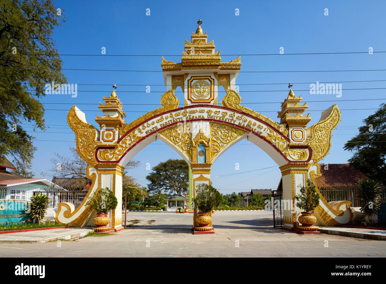 Cancello di ingresso allo stato Pariyatti Sasana University, Mandalay Myanmar (Birmania) Foto Stock