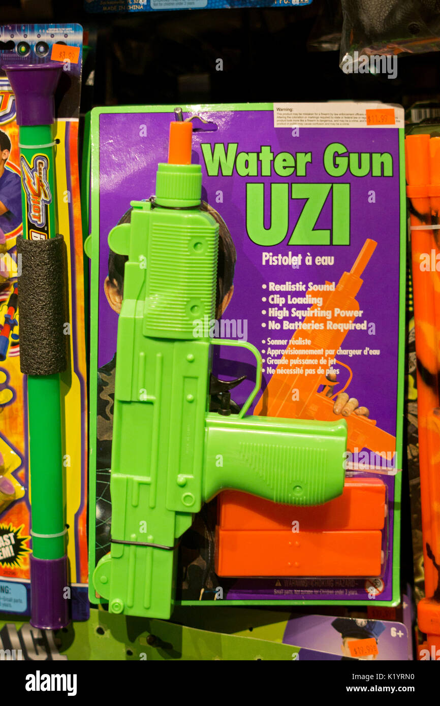 Un Uzi pistola ad acqua in vendita presso l'avventura di Halloween a Broadway nel Greenwich Village di New York City, Foto Stock