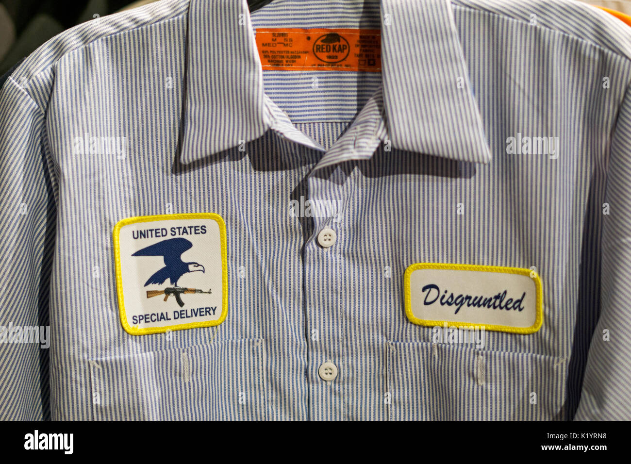 Un regalo di gag di un portalettere insoddisfatti shirt in vendita presso l'avventura di Halloween costume shopin Greenwich Village di New York City Foto Stock