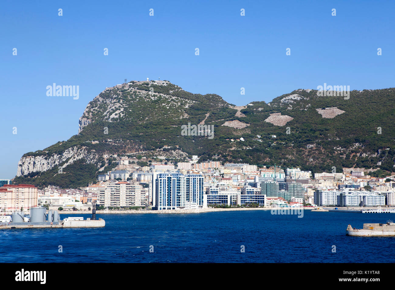 La Rocca di Gibilterra monolitico promontorio calcareo situato in British Overseas territorio di Gibilterra nella Penisola Iberica Foto Stock