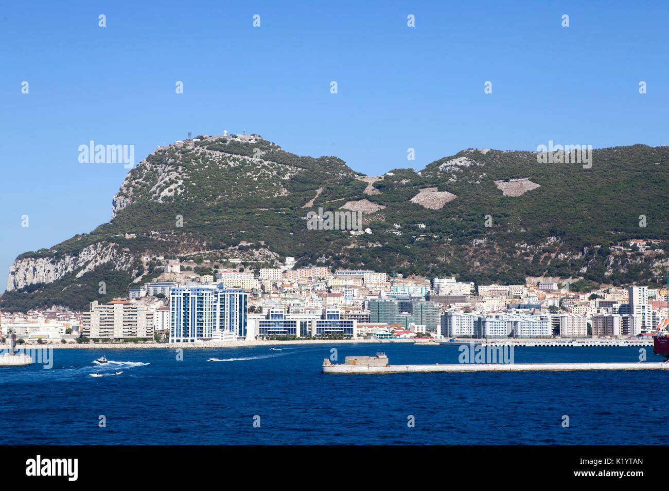 La Rocca di Gibilterra monolitico promontorio calcareo situato in British Overseas territorio di Gibilterra nella Penisola Iberica Foto Stock