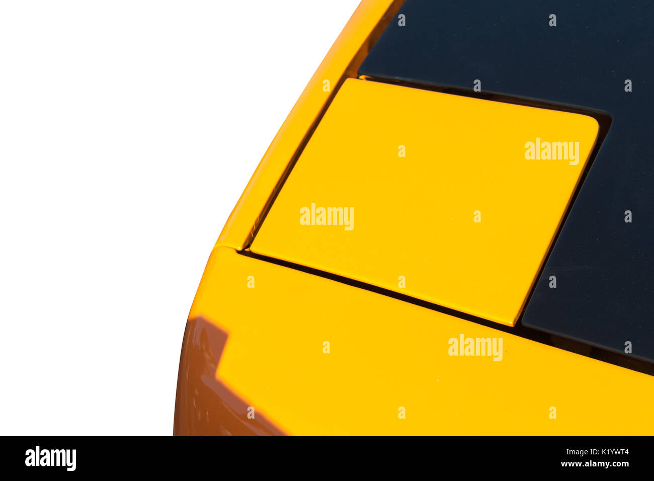 Auto sportiva il cofano di un giallo e nero colore isolata contro uno sfondo bianco. Gioco di luci e di ombre, colori e forme. Automobile astratta. Foto Stock
