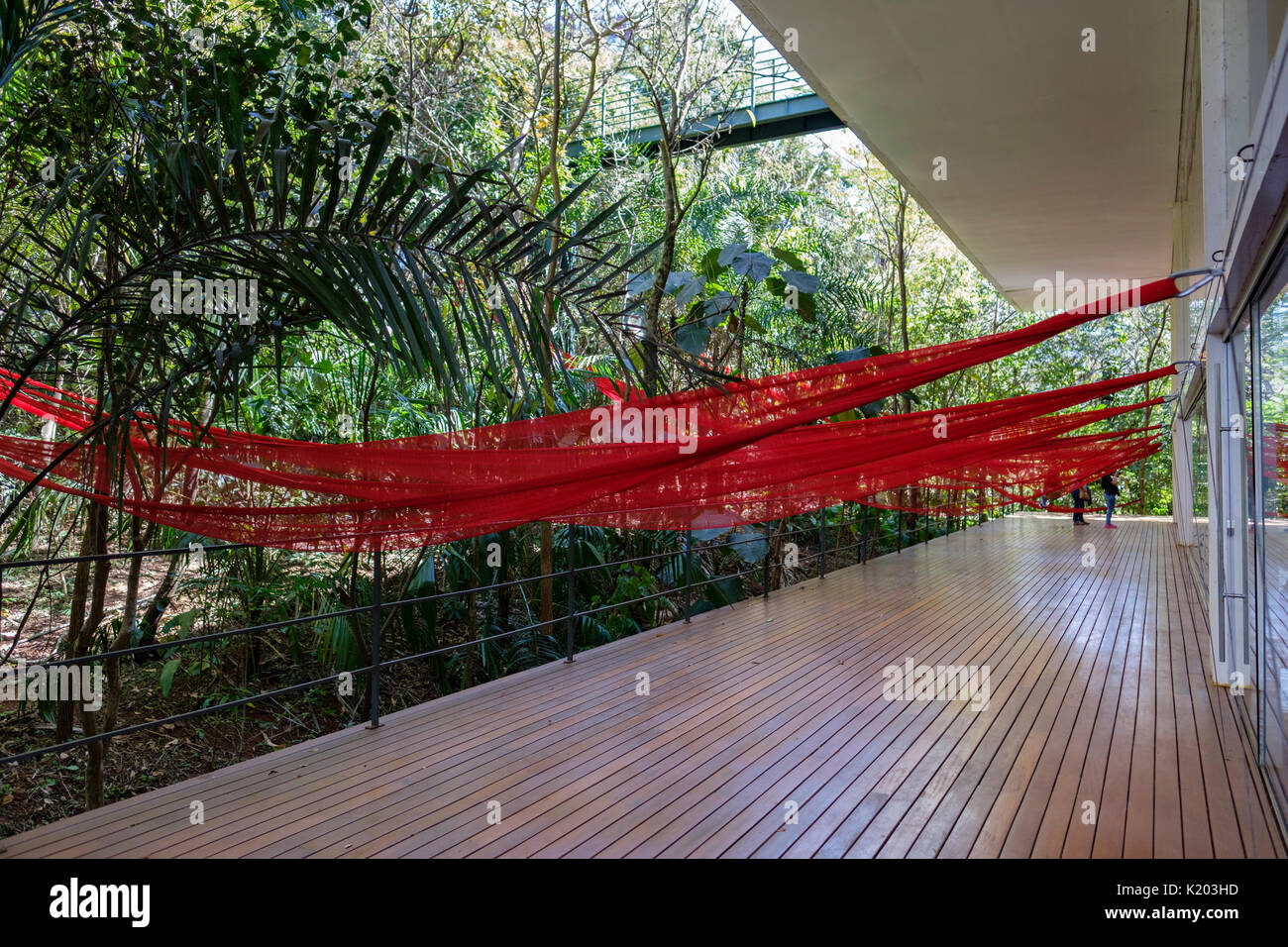 Amache rosso arte di installazione, Tunga Gallery, Inhotim Istituto Culturale, Brumadinho, Belo Horizonte, Minas Gerais, Brasile. Foto Stock