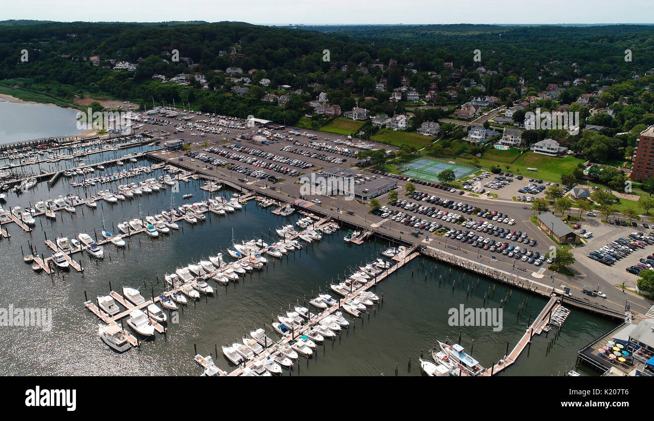 Barche ormeggiate sul gancio di Sandy Bay in Atlantic Highlands, New Jersey Foto Stock