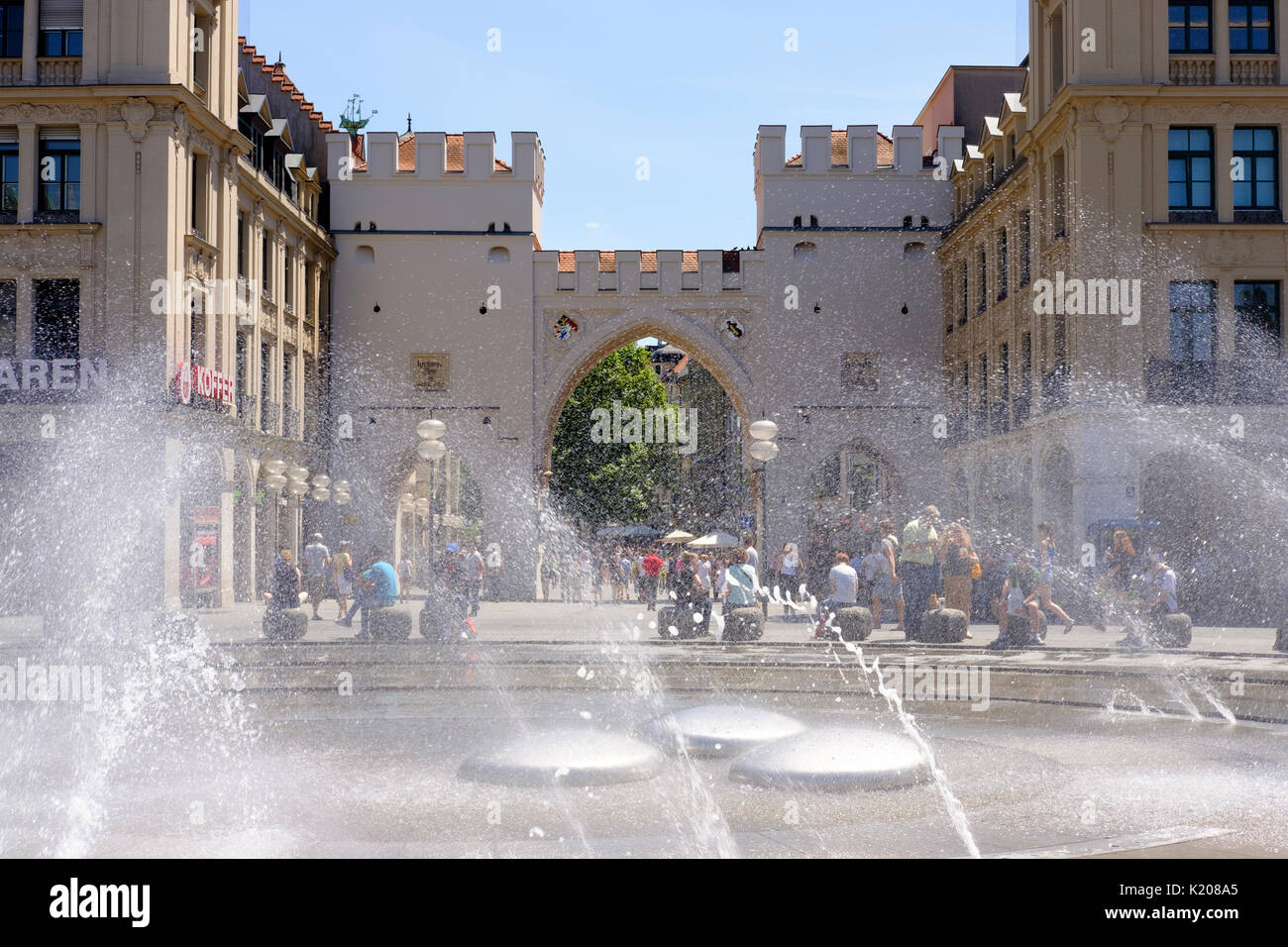 Karls gate, fontana a Karlsplatz, città vecchia, Monaco di Baviera, Baviera, Baviera, Germania Foto Stock