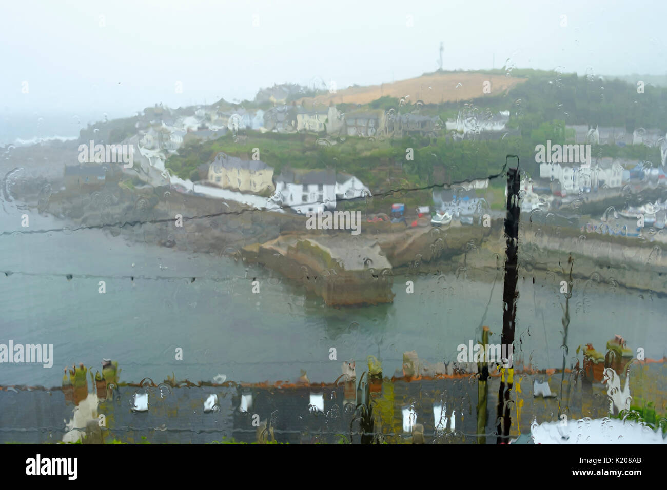 Giorno di pioggia in vacanze, vista da finestra, Porthleven, Cornwall, England, Regno Unito Foto Stock