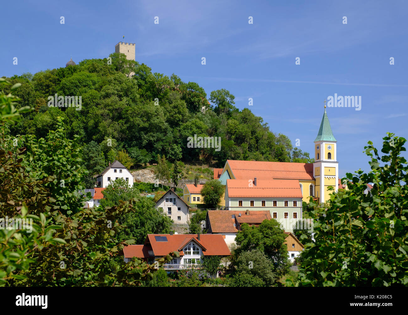 Chiesa di San Sebastiano e il Castello di Falkenstein Falkenstein, Foresta Bavarese, Alto Palatinato, Baviera, Germania Foto Stock