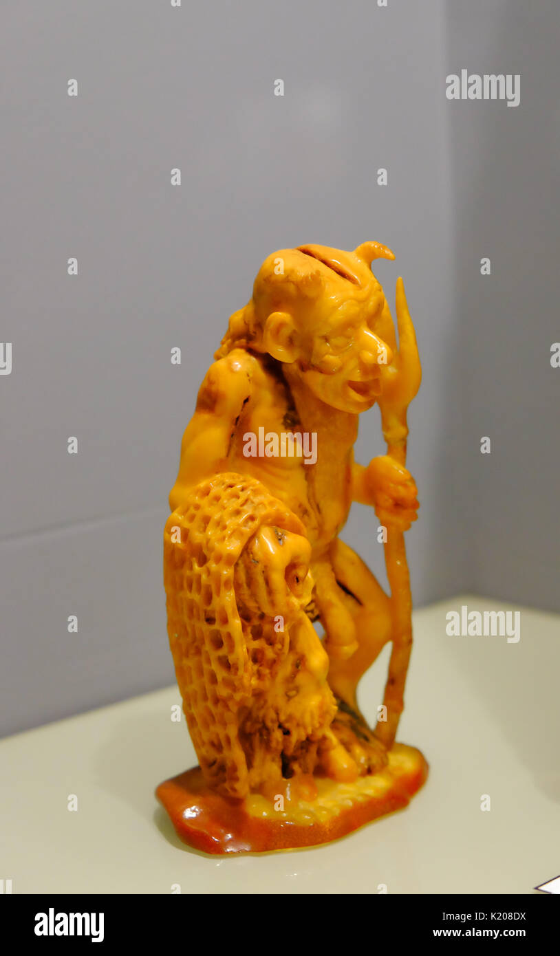 Figurina fatta di naturale ambra baltica. Museo Leba, Pomerania, Polonia Foto Stock