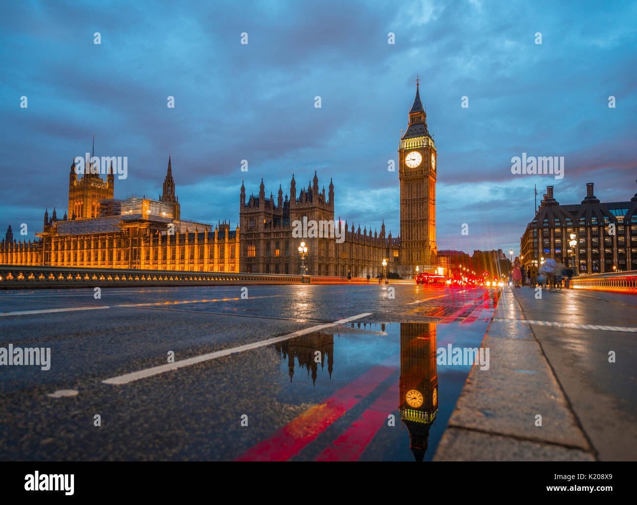 Westminster Bridge, Palazzo di Westminster, la Casa del Parlamento con la riflessione, Big Ben, City of Westminster, Londra, Inghilterra Foto Stock